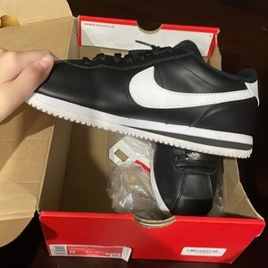 black nike cortez 72